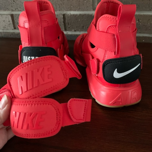 Nike Air Huarache City Women's US 10.5 Red - Picture 3 of 5